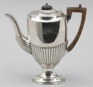 Kaffeekanne im Queen-Anne StilEngland, um 1900. Versilbert. Punzen: Herst.-Marke. H. 23 cm.- - -22.