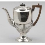 Kaffeekanne im Queen-Anne StilEngland, um 1900. Versilbert. Punzen: Herst.-Marke. H. 23 cm.- - -22.