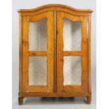 Biedermeier-Vitrine / CabinetDeutschland, 19. Jh. Kirsche. 189,5 x 148 x 58 cm. Best. Auf