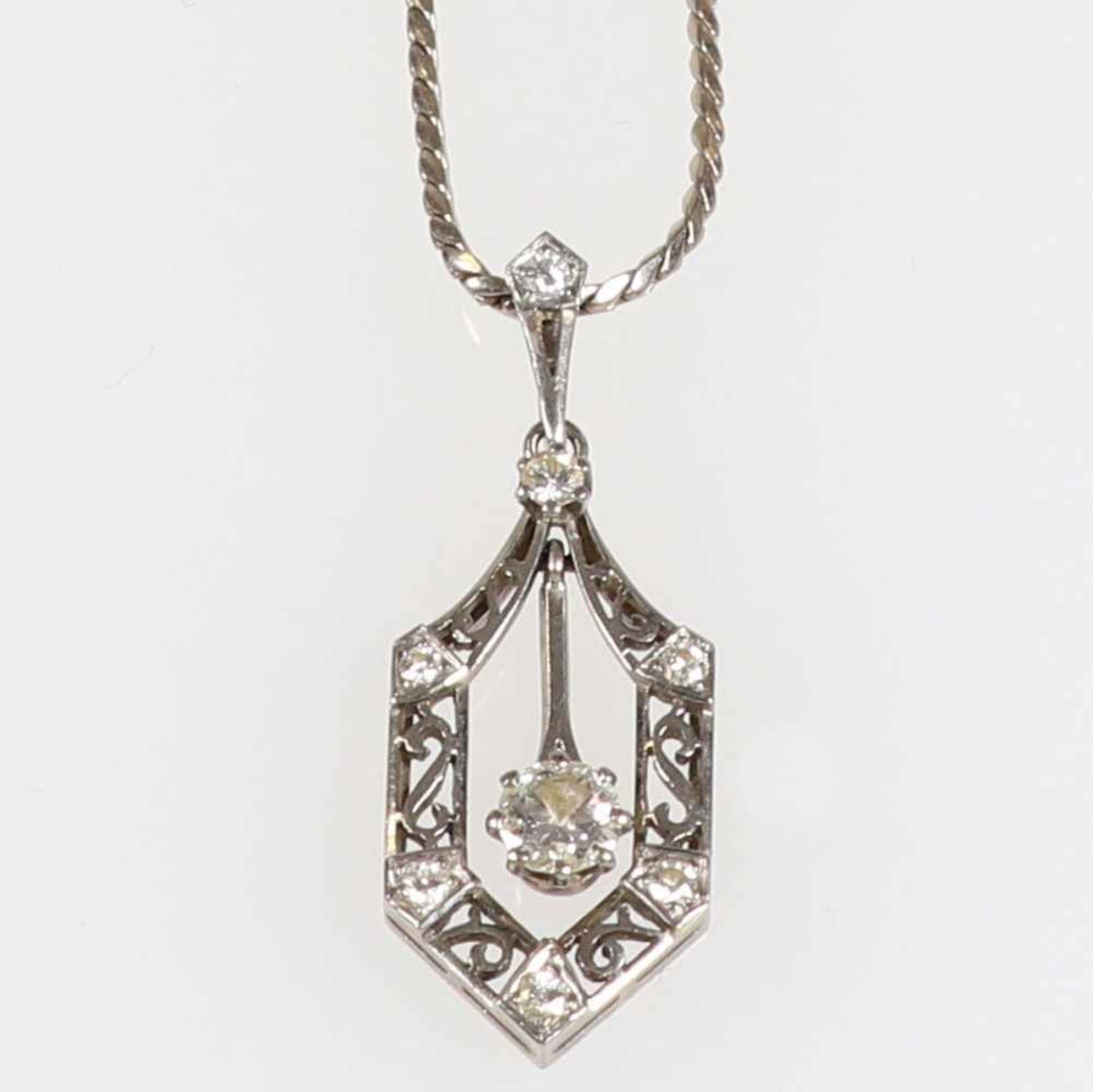 Altschliffdiamant-Anhänger mit Kette1930er Jahre. 750/-Weißgold, geprüft (Kette, gestempelt).