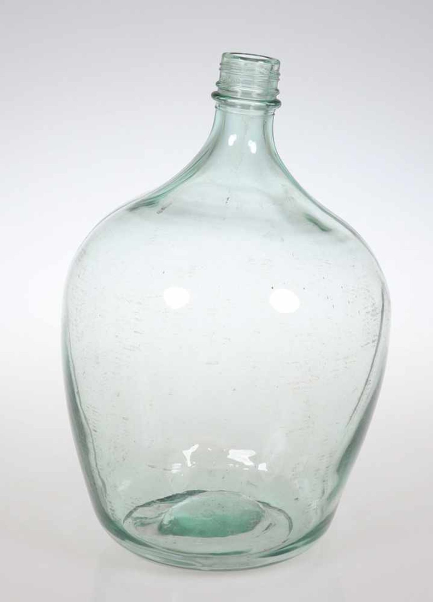 Vorratsflasche mit SchraubgewindeHellgrünes Glas. Auf dem Gewinde bez.: 12,5 L in Glocke. H. 42