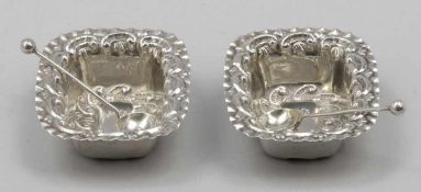 Paar GewürzschalenEngland, um 1900. Silber. Gew.: 22 g. 2 Gewürzschalen 1,6 x 6,5 x 5 cm. 2 Löffel