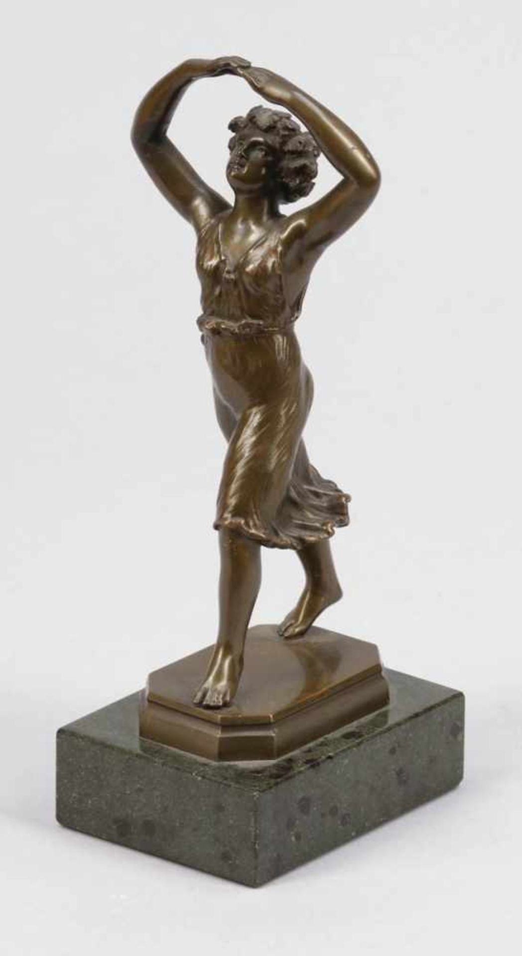 Bronzebildner des 20. Jahrhunderts- Tänzerin - Bronze. Braun patiniert. Grüner Marmorsockel. H. o./
