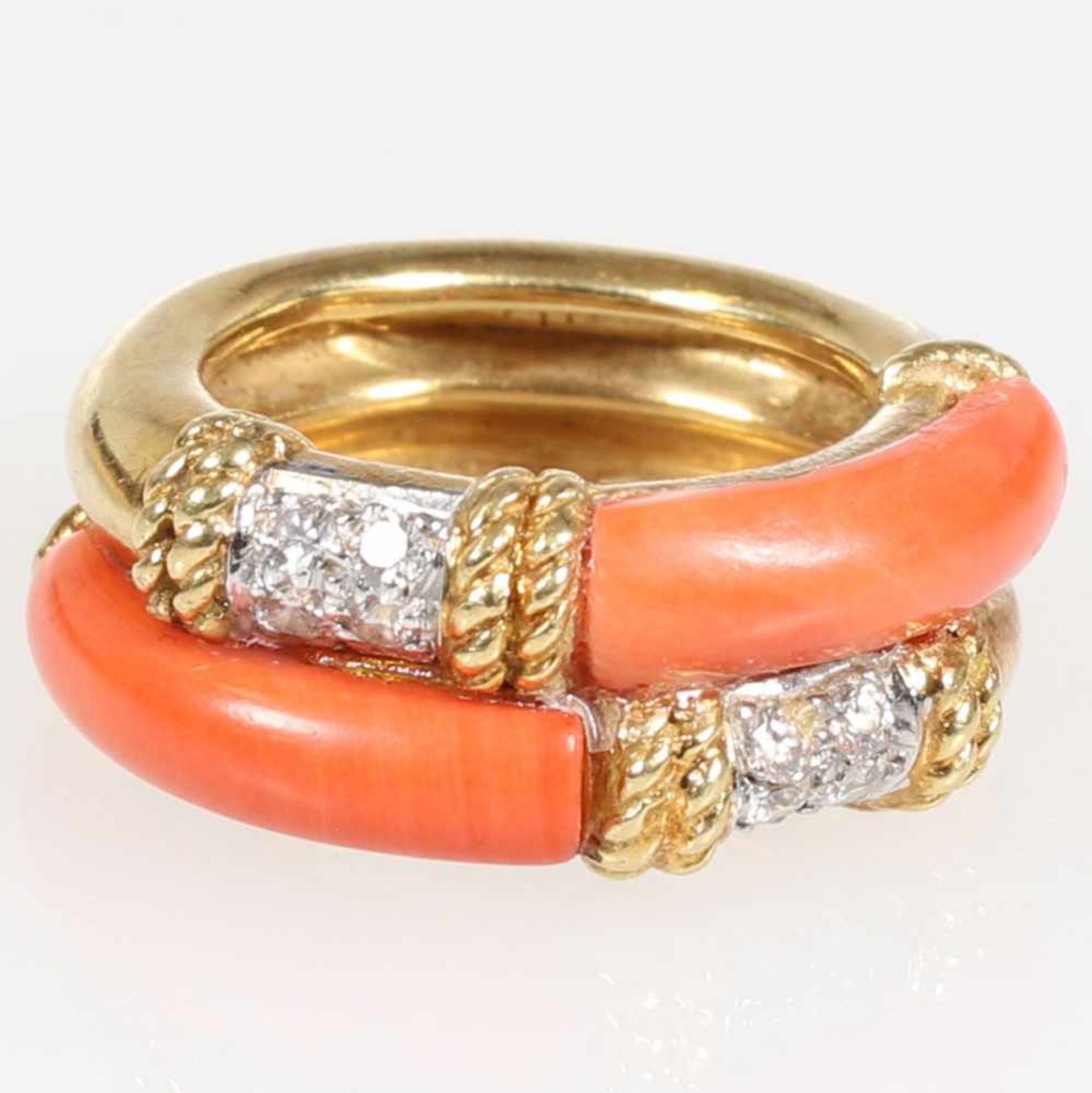 Zweireihiger Bandring mit Koralle und DiamantenFa. Kutchinsky, London. 900/- Gelbgold und