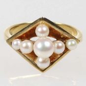 Ring mit Perlenkreuz585/- Gelbgold, gestempelt. Gewicht: 4,6 g. 7 Perlen von 0,2 bis 0,5 cm.