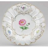 PrunktellerStaatliche Porzellan Manufaktur, Meissen 1935-1947. - Blume: Aster - Porzellan, weiß,