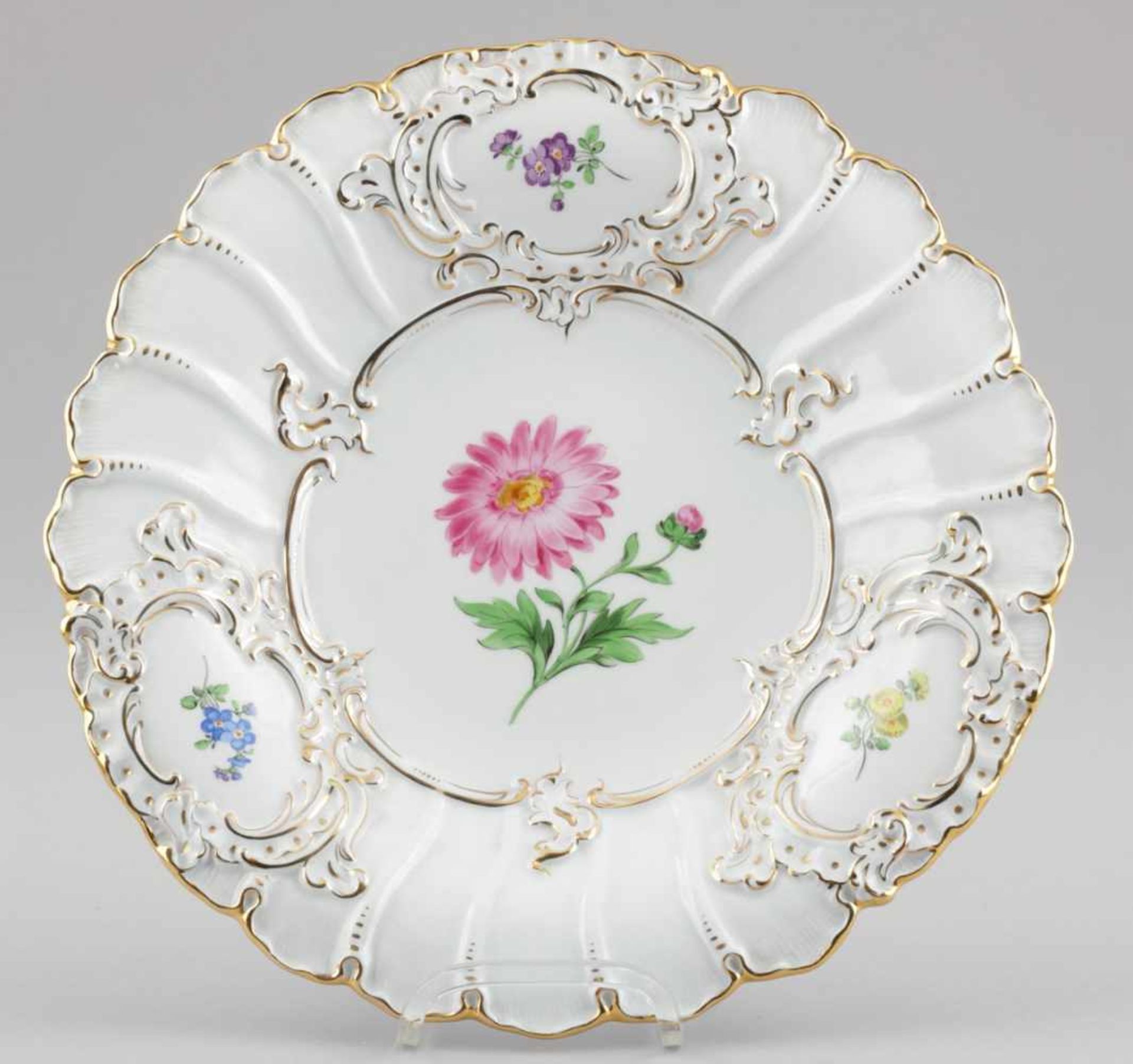 PrunktellerStaatliche Porzellan Manufaktur, Meissen 1935-1947. - Blume: Aster - Porzellan, weiß,