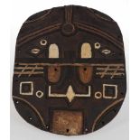 Bateke MaskeKongo. Holz, geschnitzt. Polychrom bemalt. H. 42 cm. Die Maske kommen bei Tanzzeremonien
