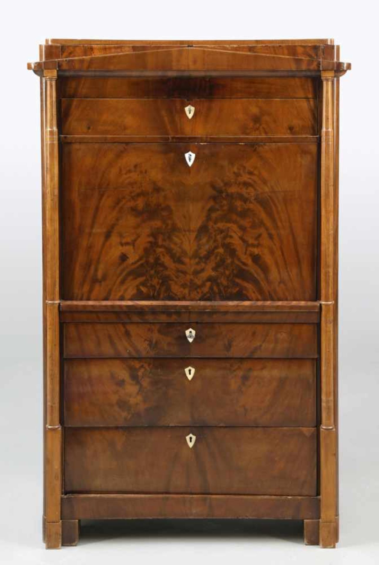 Biedermeier SekretärDeutschland, um 1820/30. Mahagoni. 162 x 103 x 50 cm. Rest.bed. Auf vier