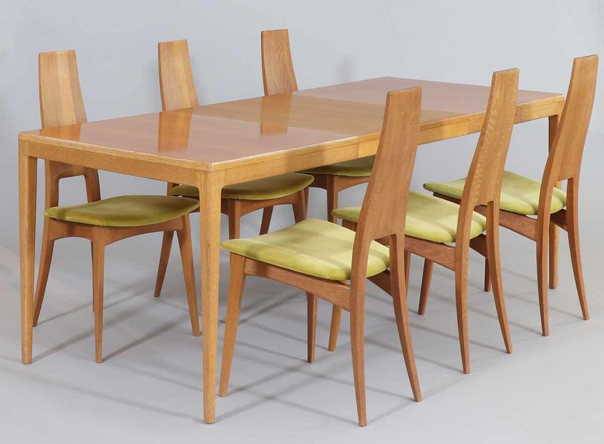 Mid Century Esstisch mit 6 StühlenDeutschland, um 1960. Eiche. 1 Esstisch 73 x 130/190 x 79 cm. 6