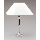 Tischlampe925er Silber. Punzen: Herst.-Marke, 925. H. 60 cm. Gew.: 1050 g (gewichtet).- - -22.00 %