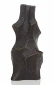 Monogrammist des 20. Jahrhunderts- Figur - Bronze. Braun patiniert. H. 13 cm. Unten monogr.: