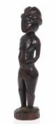 FrauenfigurWohl Nigeria. Holz, geschnitzt. H. 28,5 cm. Stehend mit Händen in den Hüften.- - -22.00 %