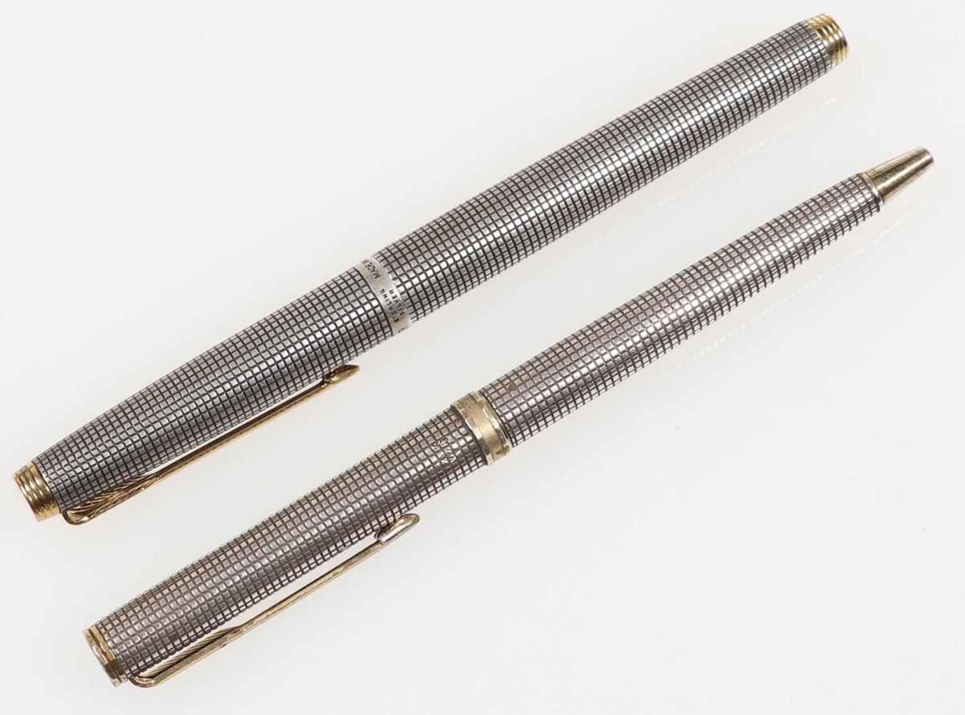 Kugelschreiber und FüllfederhalterFrankreich/USA, Parker. Silber. L. je 13 cm. Kugelschreibermine