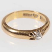 Diamant RingUm 1900. 833/- Rotgold, gestempelt. Punze: 20 K. DWB. 1 Diamant ca. 0,12 ct. Ringgröße