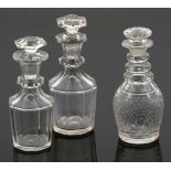 3 unterschiedliche KaraffenUm 1880. Farbloses Glas, facettiert. Ausgeschliffener Abriss. H. 18,5