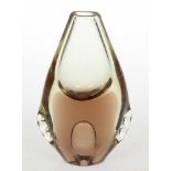 Flach, ovale VaseWohl Skandinavien. Leicht gelbliches, dickwandiges Glas. Im unteren Bereich braunes