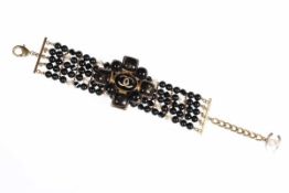 CHANEL Armband / Manschette mit Kreuz und Schmuckperlen in Schwarz und Gold. Vintage.