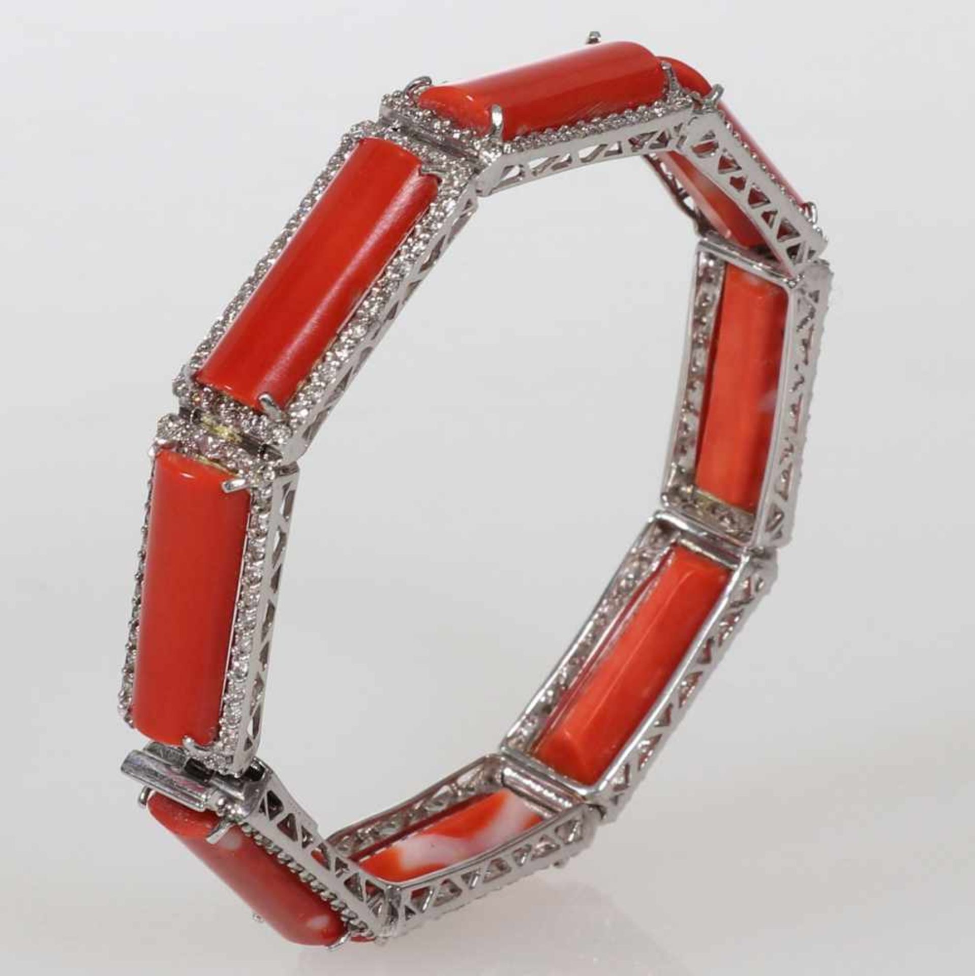 Elegantes Korallen-Armband mit Diamanten im Achteck