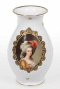 Vase mit Porträt Marie-Antoinette von Österreich-Lothringen<b