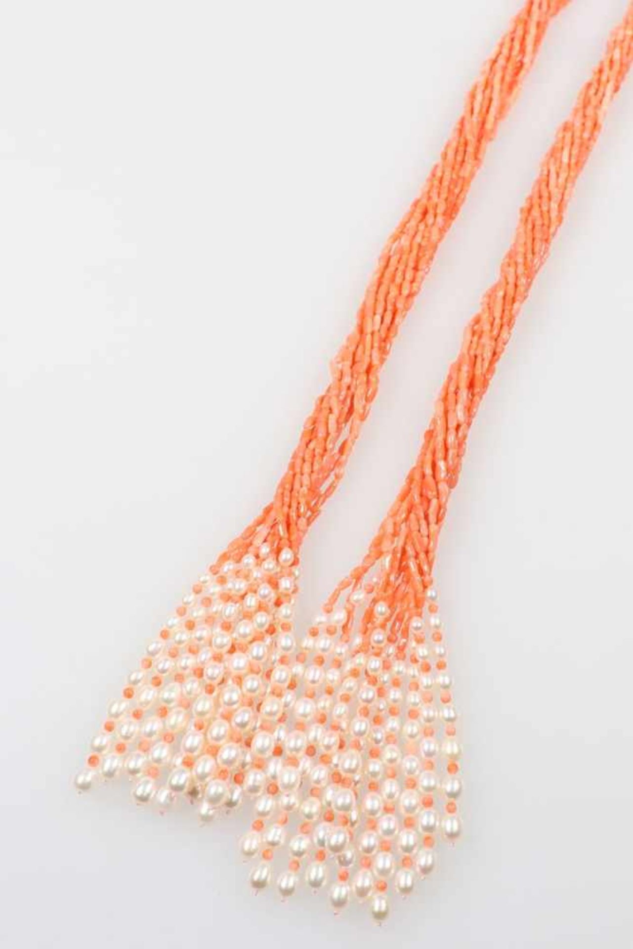 Zwölfreihiger Koralle-Strang mit Perlen im Stil der 1920er Jahre<