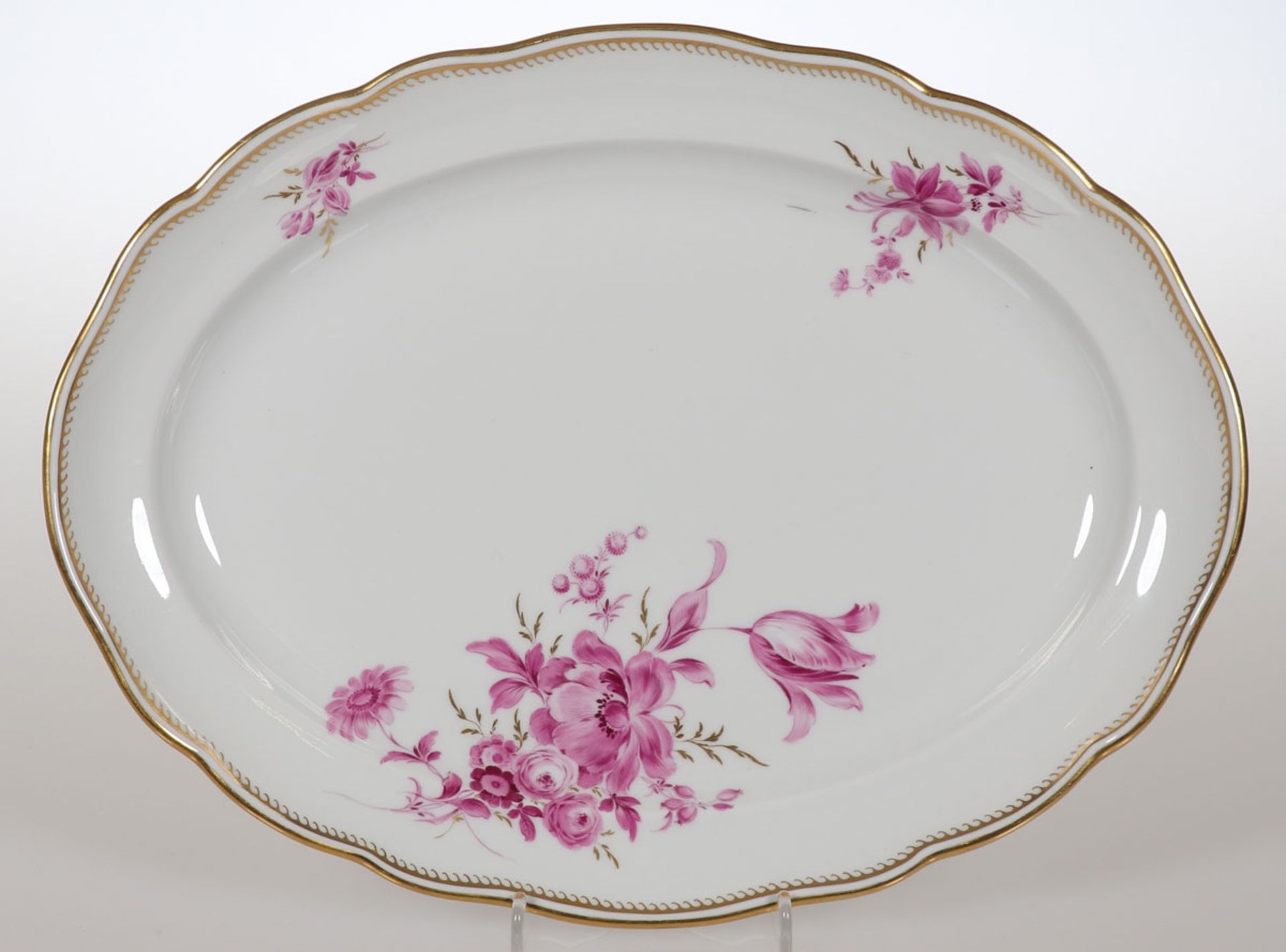 Ovale PlatteStaatliche Porzellan Manufaktur, Meissen 1961. - Blumenbukett, schräg mit Goldgräser,