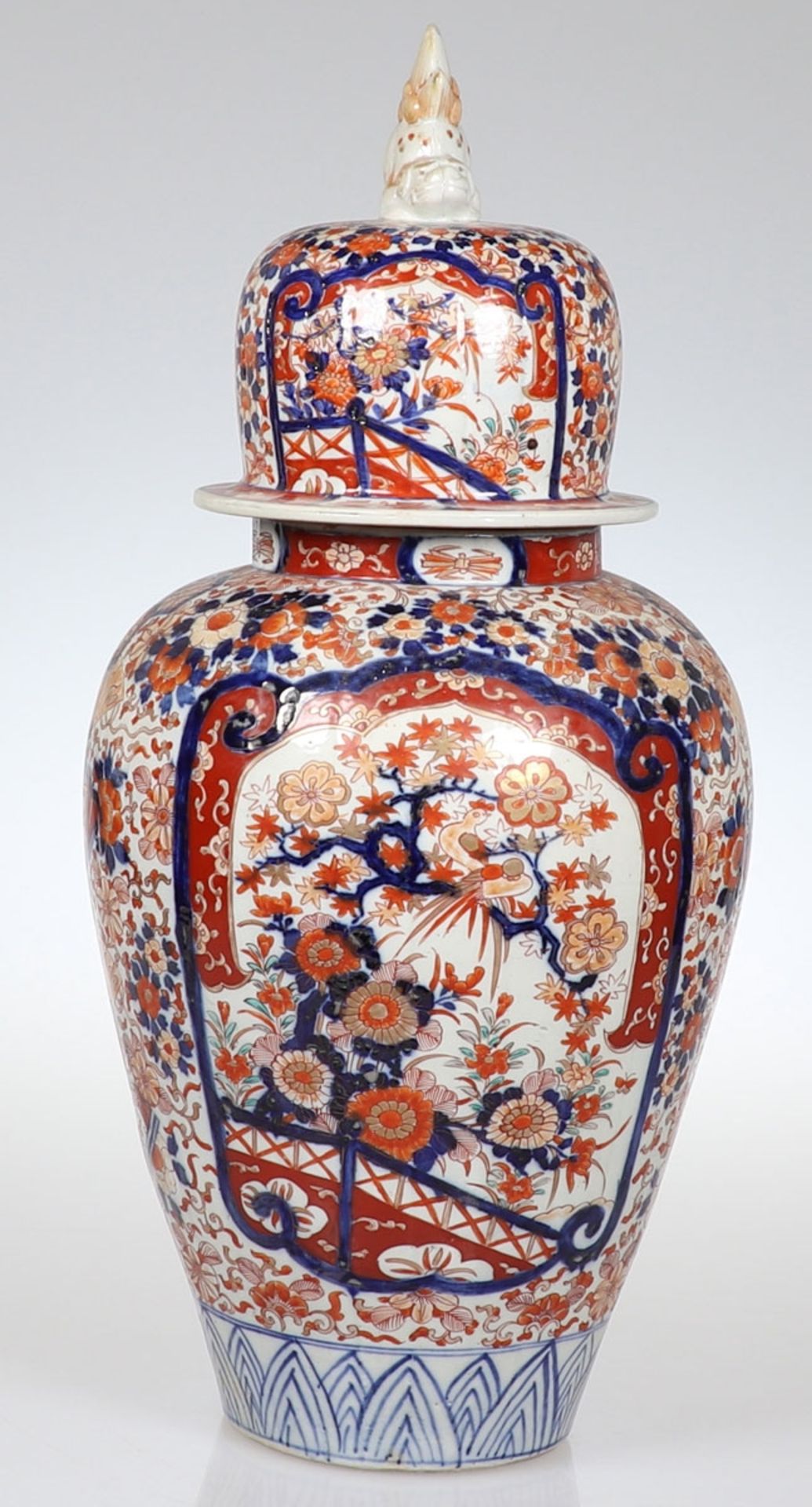 DeckelvaseJapan, 19. Jahrhundert. - Imari - Porzellan. Polychrom bemalt. H. 60 cm. Ungemarkt.