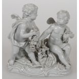 2 Amoretten mit BlütengirlandeStaatliche Porzellan Manufaktur, Meissen 1924-1934. Weißporzellan,