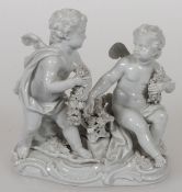 2 Amoretten mit BlütengirlandeStaatliche Porzellan Manufaktur, Meissen 1924-1934. Weißporzellan,