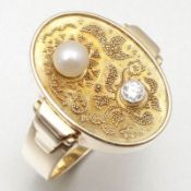 Ring mit Perle und BrillantUm 1970. 585/-Gelbgold, gestempelt. Gewicht: 7,5g. 1 Brillant ca. 0,