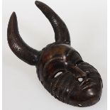 MaskeKamerun. Bronze. H. 26 cm. Ein Horn besch. Mit auffallenden Hörnern und Gesichtsbemalung bzw.