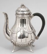 Kaffeekanne im Klassizismus Stil830er Silber. Punzen: Herst.-Marke, 830, Halbmond/Krone. H. 23 cm.
