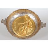 Minerva-Schale / Athena-SchaleMetall, gold und silber dekoriert. H. 8 cm. D. 31,5 cm. Bez.: