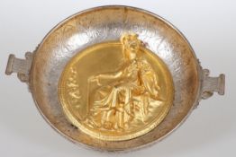Minerva-Schale / Athena-SchaleMetall, gold und silber dekoriert. H. 8 cm. D. 31,5 cm. Bez.:
