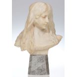 Künstler um 1900- Büste einer jungen Frau - Alabaster. Grauer Alabastersockel. H. o./m. Sockel: 34/