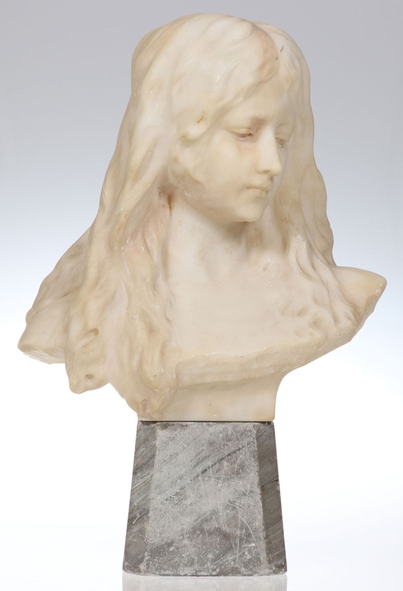 Künstler um 1900- Büste einer jungen Frau - Alabaster. Grauer Alabastersockel. H. o./m. Sockel: 34/