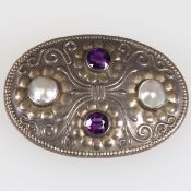 Ovale Jugendstil-BroscheUm 1910. 800/- Silber, gestempelt. Gewicht: 6,1 g. 2 Amethyste ca. 6 mm