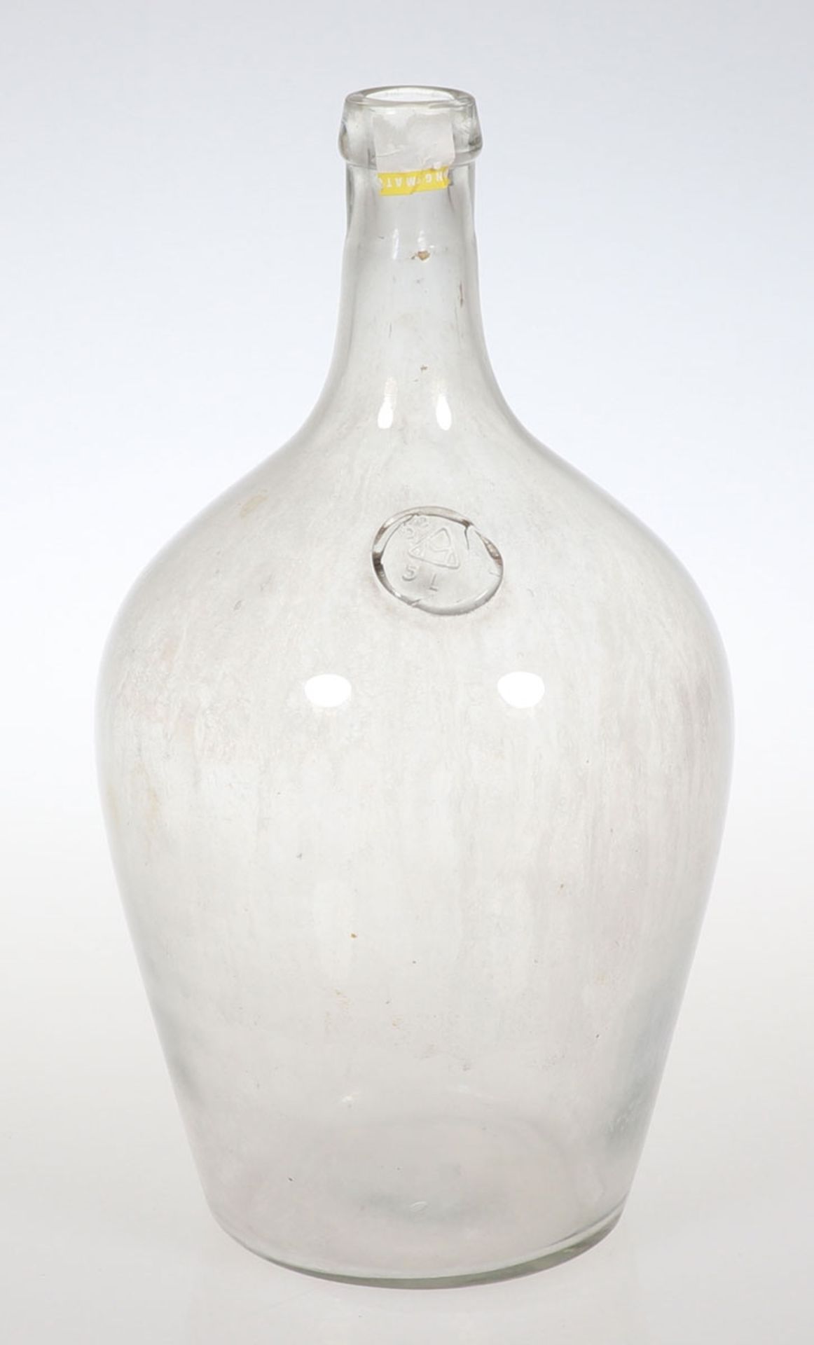 Vorratsflasche mit SiegelFarbloses Glas. Auf dem Siegel bez.: 55 M im Dreieck 5 L. H. 36,5 cm.