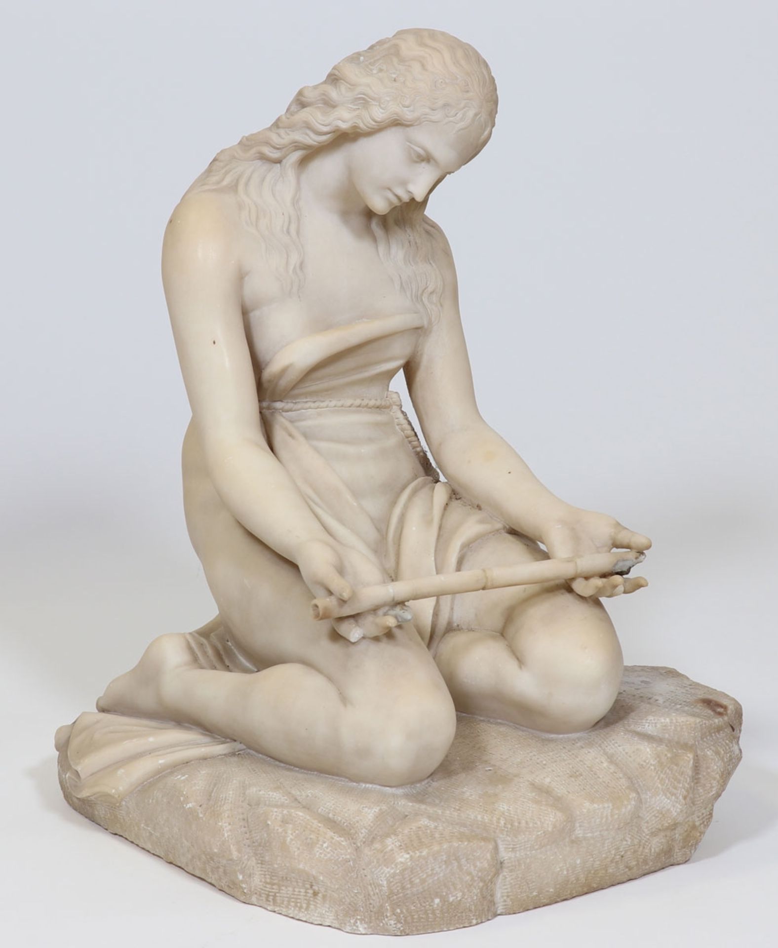 Künstler um 1900- Trauernde - Alabaster. H. 47,5 cm. Fehlstellen (Teile des Attributes, Finger).