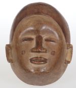 Bakuba MaskeZaire. Holz, geschnitzt. H. 27 cm. Helle Maske mit weichen, runden Gesichtszügen.