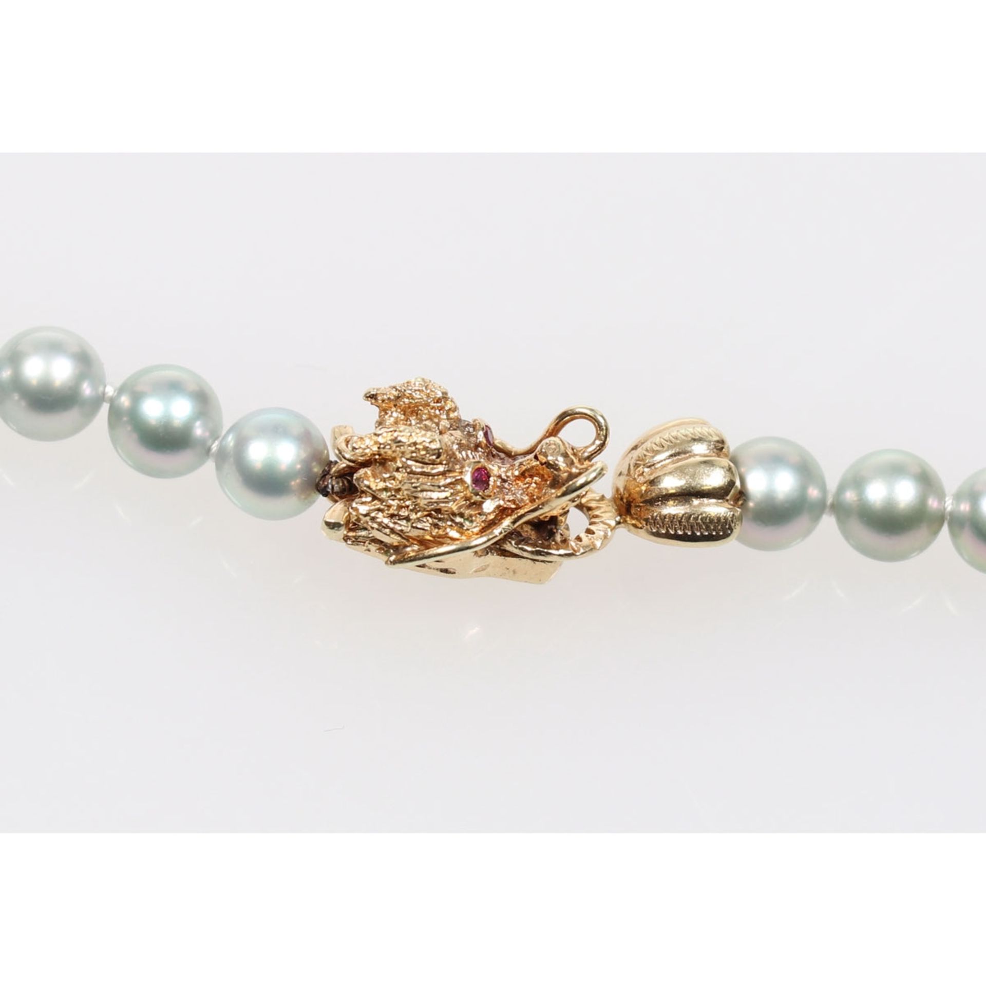 Graue Perlenkette mit Drachenkopfschließe585/- Gelbgold, gestemp. Gewicht: 38.7g. Div. graue - Bild 2 aus 2
