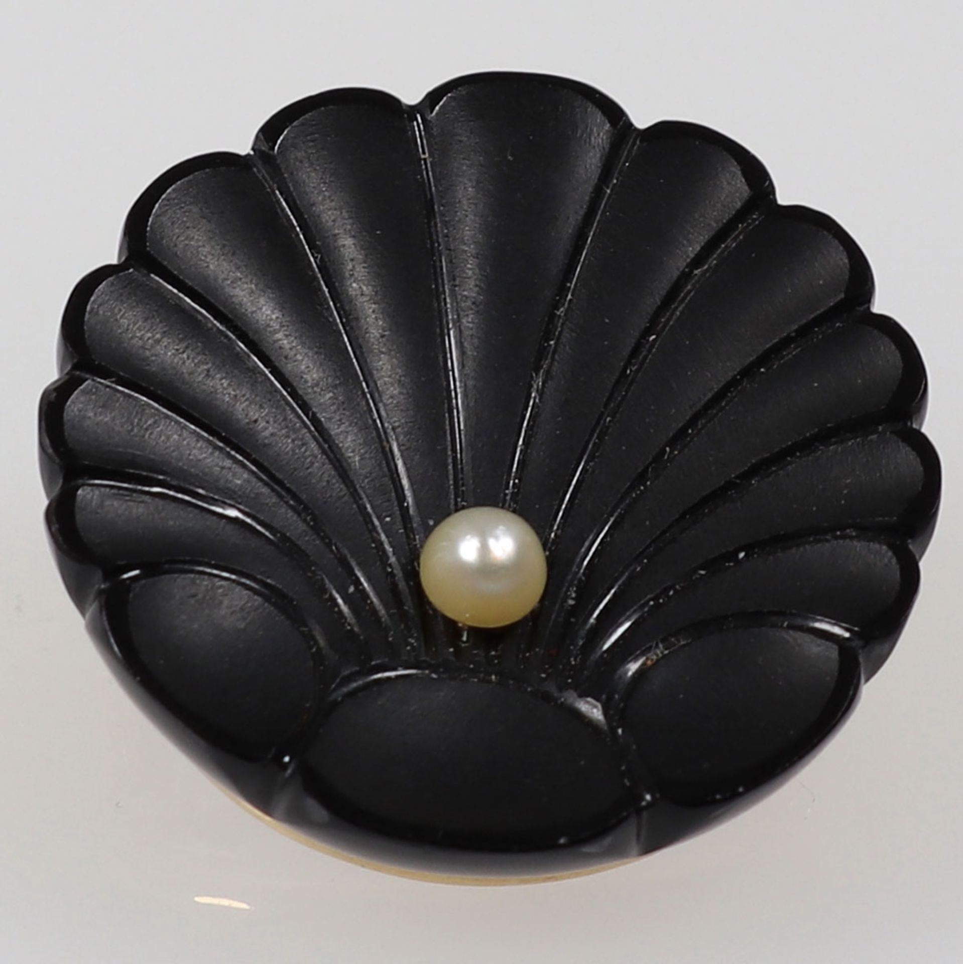 Onyx-Brosche mit Perle - Stilisierte Muschel585/- Roségold, gestempelt. Gewicht: 8 g. Onyx (2,2 x