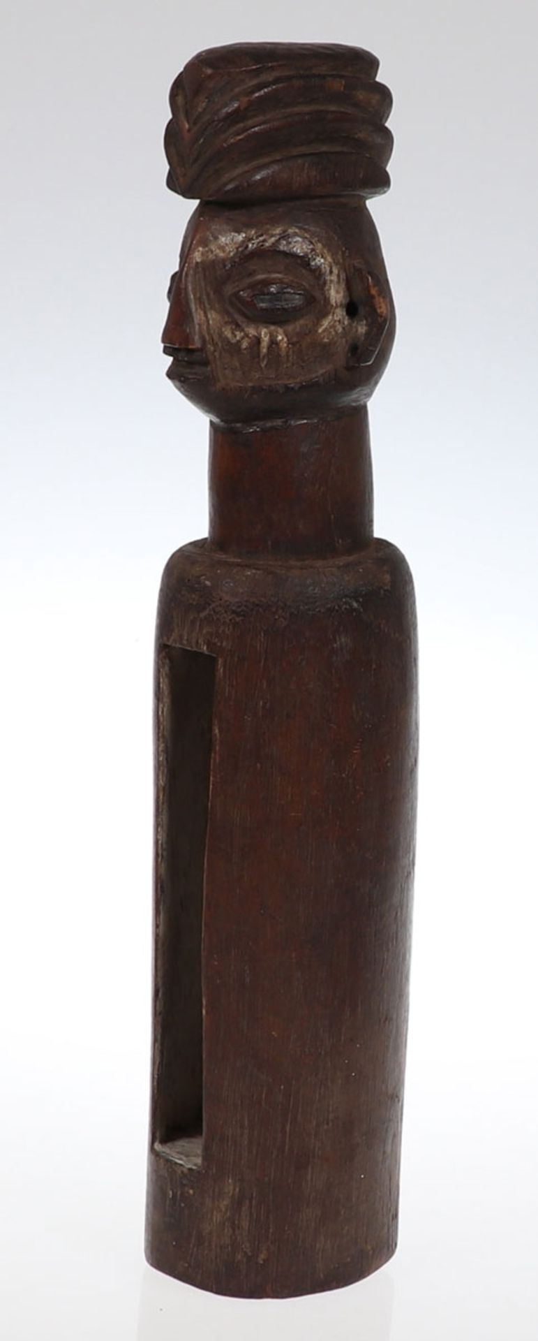 Yaka SchlitztrommelZaire. Holz, geschnitzt. H. 41 cm. Öffnung zum Aufbewahren von Medizin.