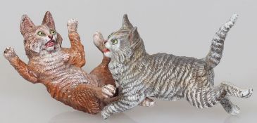 Wiener BronzeFranz Xaver Bergmann - Herumtollende Katzen - Bronze. Polychrom koloriert. H. 5,6 cm.