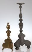 2 Kerzenleuchter18. Jahrhundert. Messing. Zinn. H. 37 bzw. 62 cm. Zinnmarke. Kl. Besch. bzw. Rest.