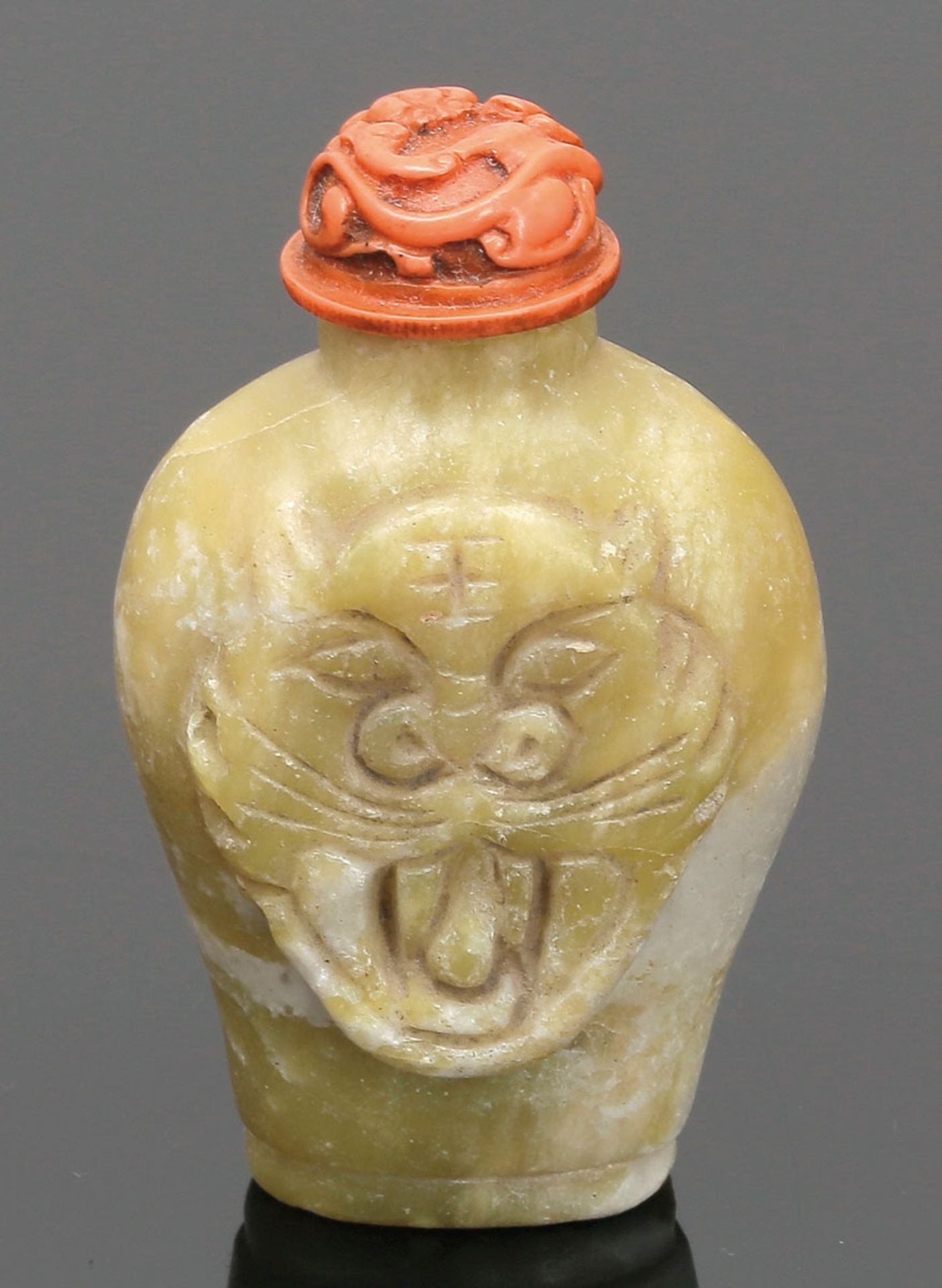 SnuffbottleChina. Marmor. H. 7 cm. Dämonenkopf als Relief auf der Schauseite.