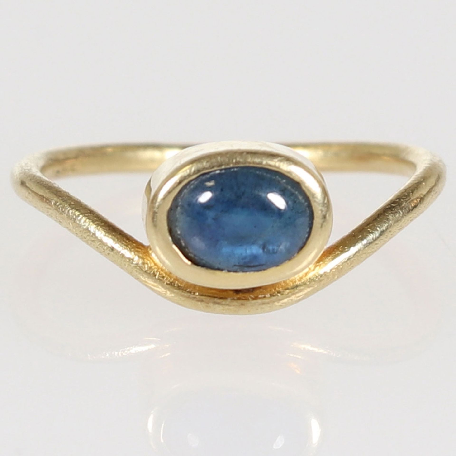 2tlg. Set.Kleiner Ring mit Saphir-Cabochon 585/-Gelbgold, gestempelt. Gewicht: 1,8 g. 1 ovaler