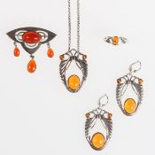 4 tlg. Schmuckset in Silber mit Feueropal - Brosche, Collier mit Kette, Paar Ohrhänger undRing 925/-