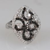 Floraler Ring mit weißen und schwarzen Diamanten750/- Weißgold, gestemp. Gewicht: 5,2 g. Div.