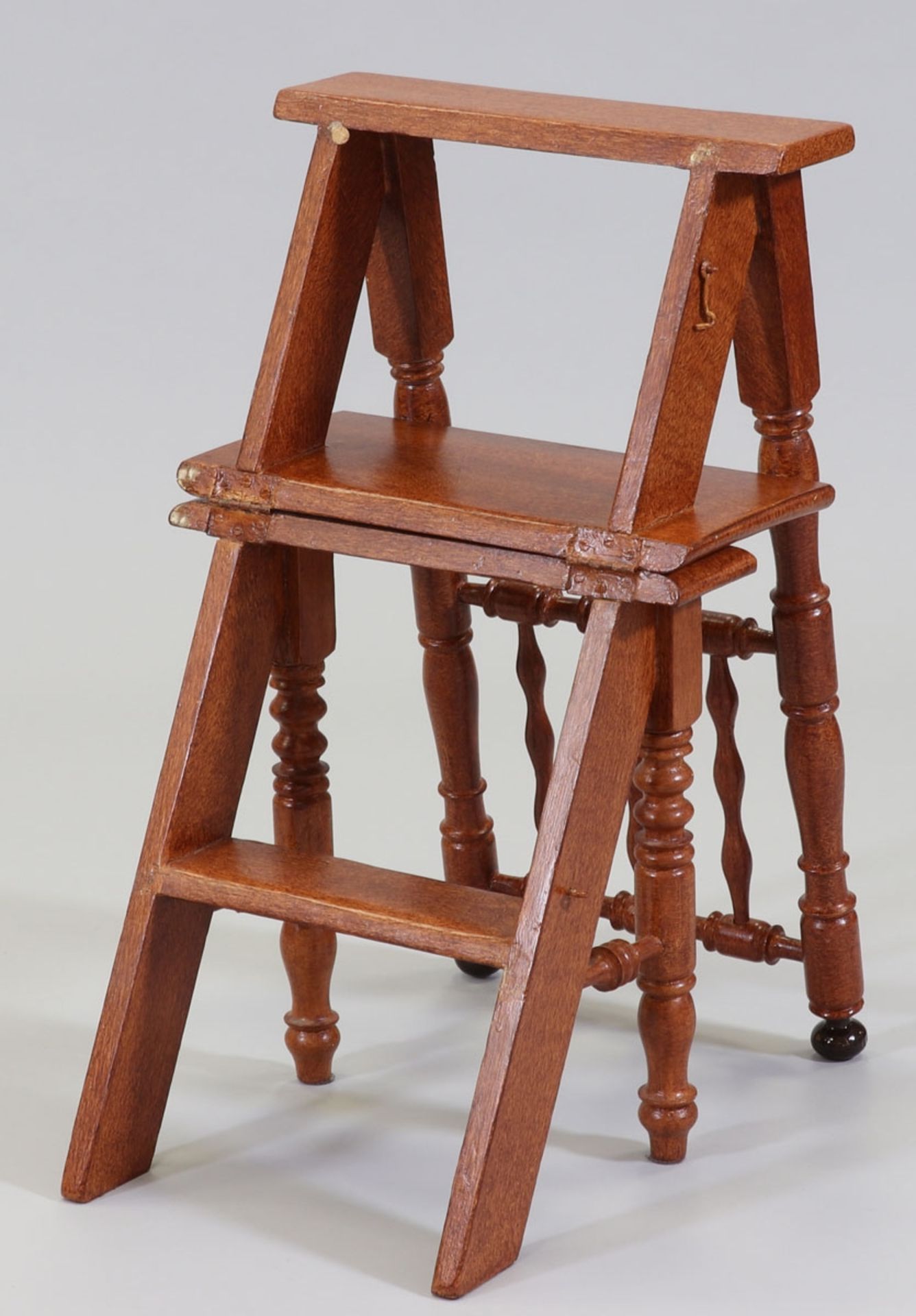Bibliothekstreppe als StuhlUm 1870. Holz, gefasst. 50/100 x 46 x 40 cm. Leiter H. 80 cm. - Bild 2 aus 2